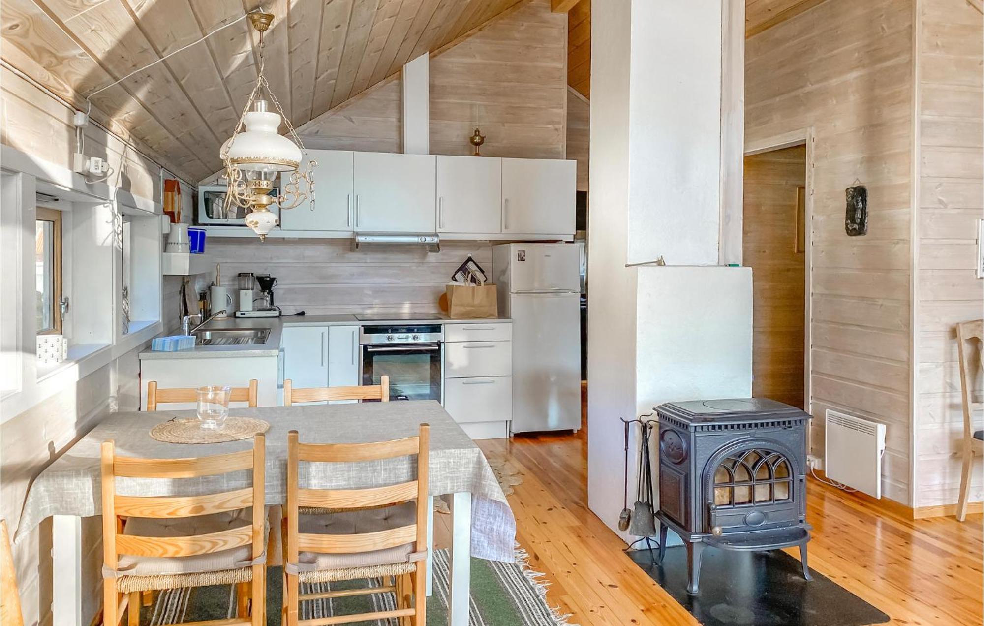 2 Bedroom Stunning Home In ลิงดาล ภายนอก รูปภาพ